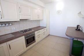 Immaculate Large House With Panoramic Views