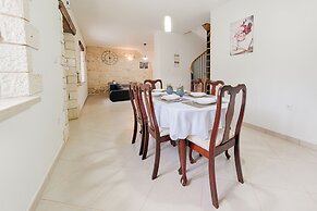 Stone house Furlani with a lovely garden