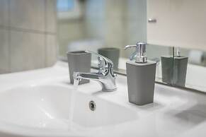 Spacious Holiday Family Home  by Cloudkeys