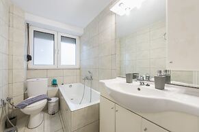 Spacious Holiday Family Home  by Cloudkeys