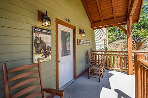 SmokyStays 10 Bedroom Cabin