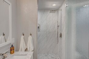 Verdant Oasisluxury, Traveler's Home W/hottub!