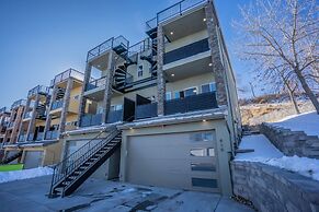 Modern Rooftop Patio New-build Townhome in COS