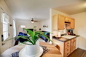 Romantic Getaway King Bed 1min to Restaurants!