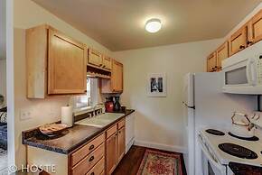 Romantic Getaway King Bed 1min to Restaurants!