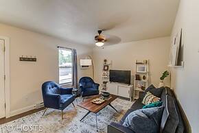 Romantic Getaway King Bed 1min to Restaurants!