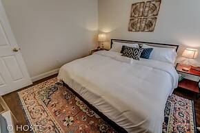 Romantic Getaway King Bed 1min to Restaurants!