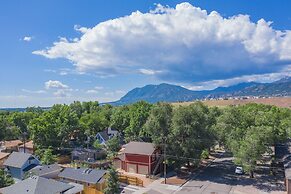 Romantic Getaway King Bed 1min to Restaurants!