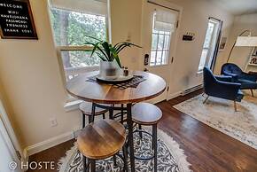 Romantic Getaway King Bed 1min to Restaurants!