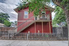 Romantic Getaway King Bed 1min to Restaurants!