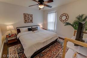 Romantic Getaway King Bed 1min to Restaurants!