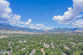 Romantic Getaway King Bed 1min to Restaurants!