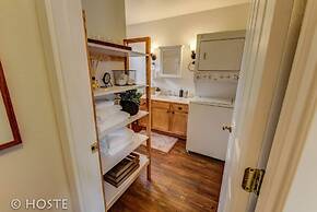 Romantic Getaway King Bed 1min to Restaurants!