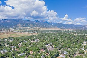 Romantic Getaway King Bed 1min to Restaurants!