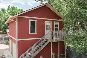 Romantic Getaway King Bed 1min to Restaurants!