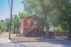 Romantic Getaway King Bed 1min to Restaurants!