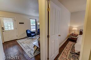 Romantic Getaway King Bed 1min to Restaurants!