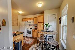 Romantic Getaway King Bed 1min to Restaurants!