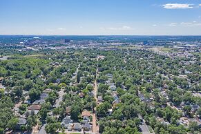 Romantic Getaway King Bed 1min to Restaurants!