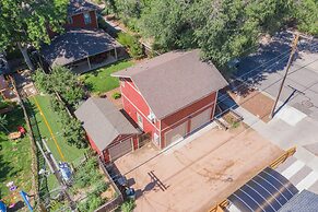 Romantic Getaway King Bed 1min to Restaurants!