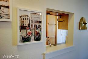 Romantic Getaway King Bed 1min to Restaurants!