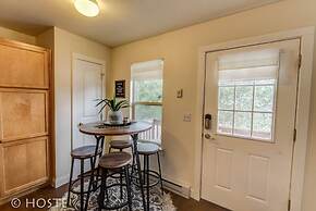 Romantic Getaway King Bed 1min to Restaurants!