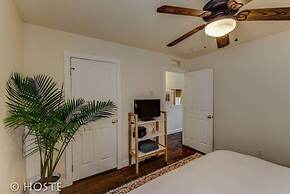 Romantic Getaway King Bed 1min to Restaurants!