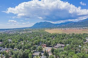 Romantic Getaway King Bed 1min to Restaurants!