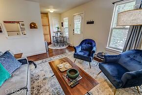 Romantic Getaway King Bed 1min to Restaurants!