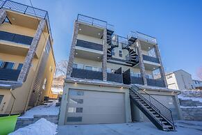 4BR Mnt Viewsmodern Urbanityrooftop Patio