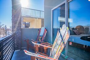 4BR Mnt Viewsmodern Urbanityrooftop Patio