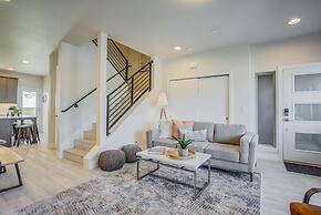 4BR Mnt Viewsmodern Urbanityrooftop Patio