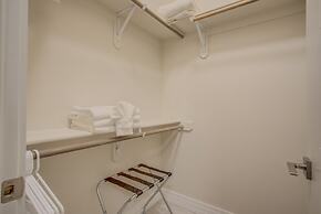 4BR Mnt Viewsmodern Urbanityrooftop Patio