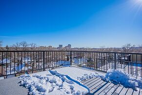 4BR Mnt Viewsmodern Urbanityrooftop Patio