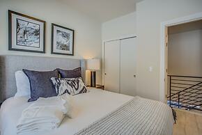 4BR Mnt Viewsmodern Urbanityrooftop Patio