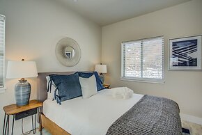 4BR Mnt Viewsmodern Urbanityrooftop Patio