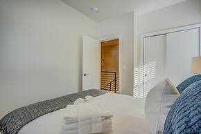 4BR Mnt Viewsmodern Urbanityrooftop Patio