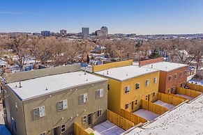 4BR Mnt Viewsmodern Urbanityrooftop Patio