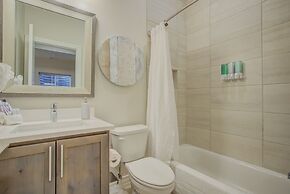 4BR Mnt Viewsmodern Urbanityrooftop Patio