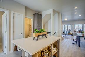 4BR Mnt Viewsmodern Urbanityrooftop Patio