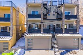 4BR Mnt Viewsmodern Urbanityrooftop Patio