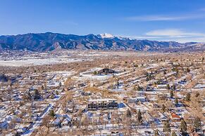 4BR Mnt Viewsmodern Urbanityrooftop Patio