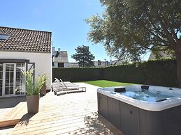 Luxury Villa in Sint-Idesbald with Hot Tub
