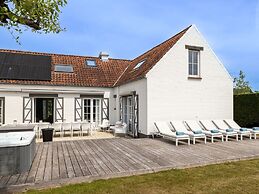 Luxury Villa in Sint-Idesbald with Hot Tub