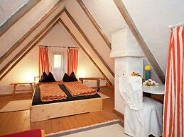 Cosy Holiday Home With Gazebo