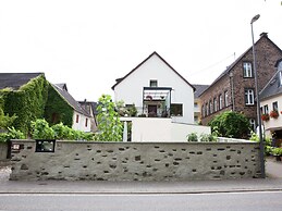 Ernst Lakeside Escape