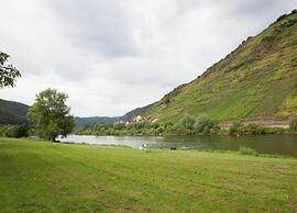 Ernst Lakeside Escape