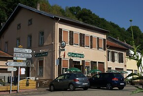Family Escape With Garden