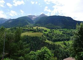 Charming Chalet Near Trails