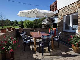 Quiet Apartment Along a Stream in Halenfeld